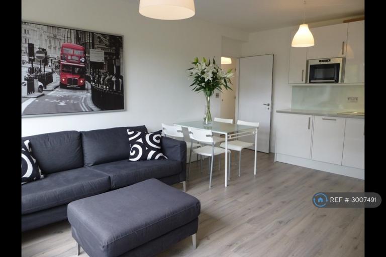 Flat Larkhall Lane in Greater London