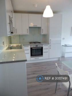 Flat Larkhall Lane in Greater London