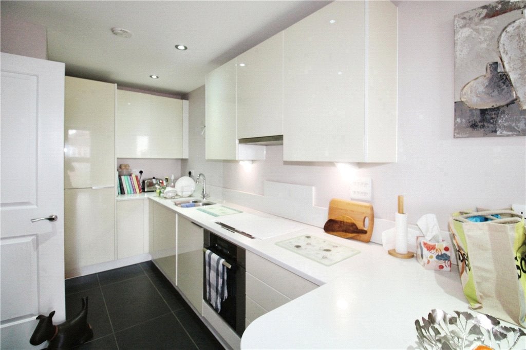 Flat Magdalen Road in Greater London