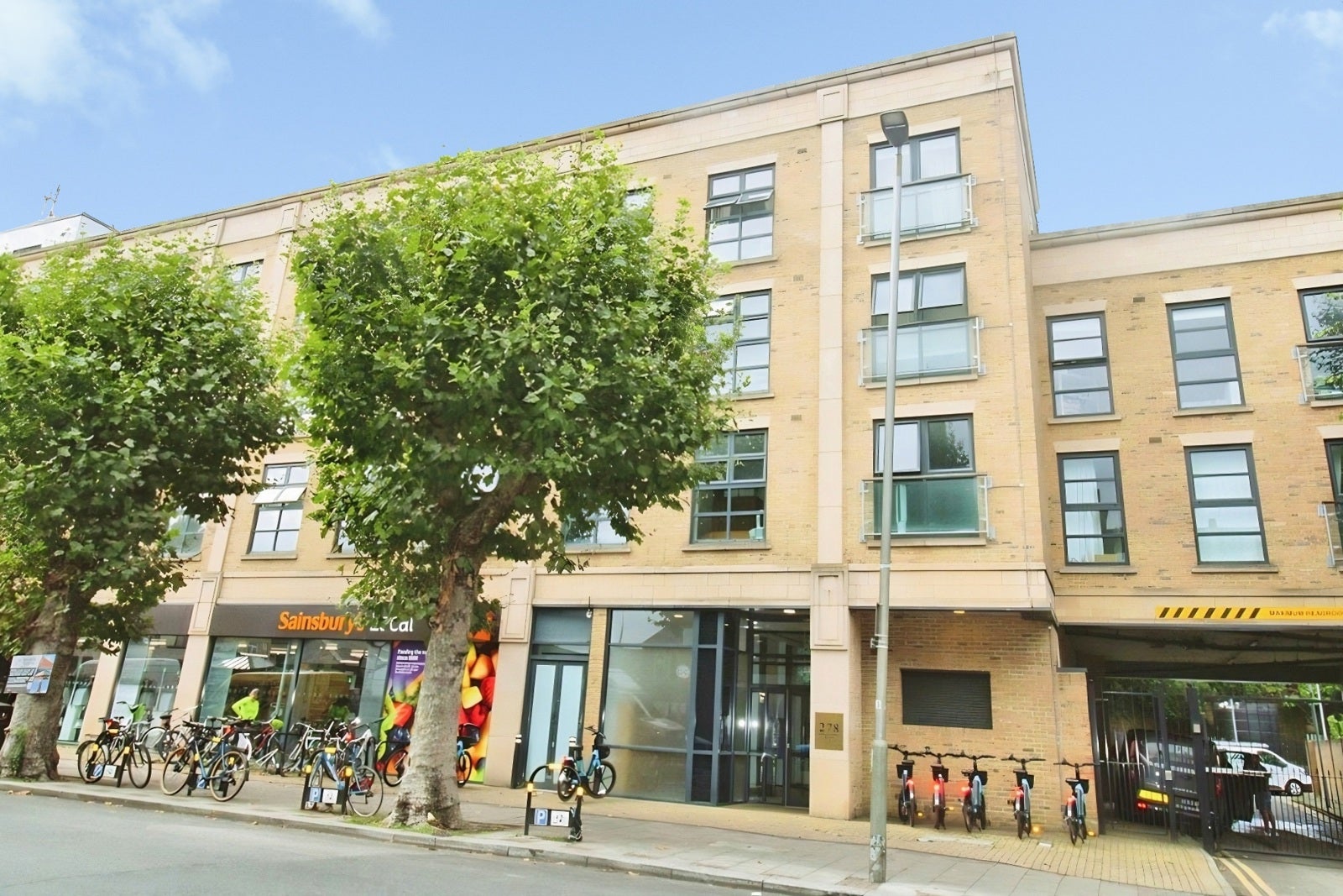 Flat Magdalen Road in Greater London