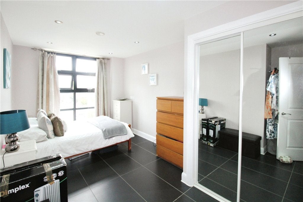 Flat Magdalen Road in Greater London