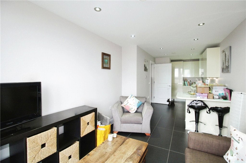 Flat Magdalen Road in Greater London