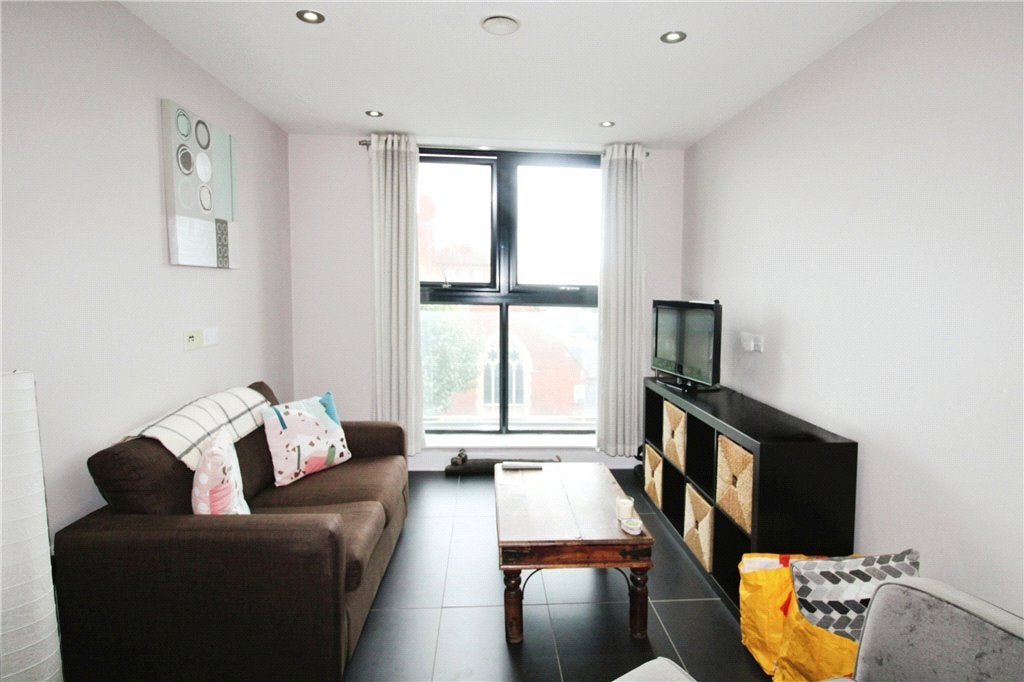Flat Magdalen Road in Greater London