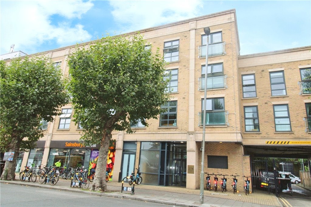 Flat Magdalen Road in Greater London