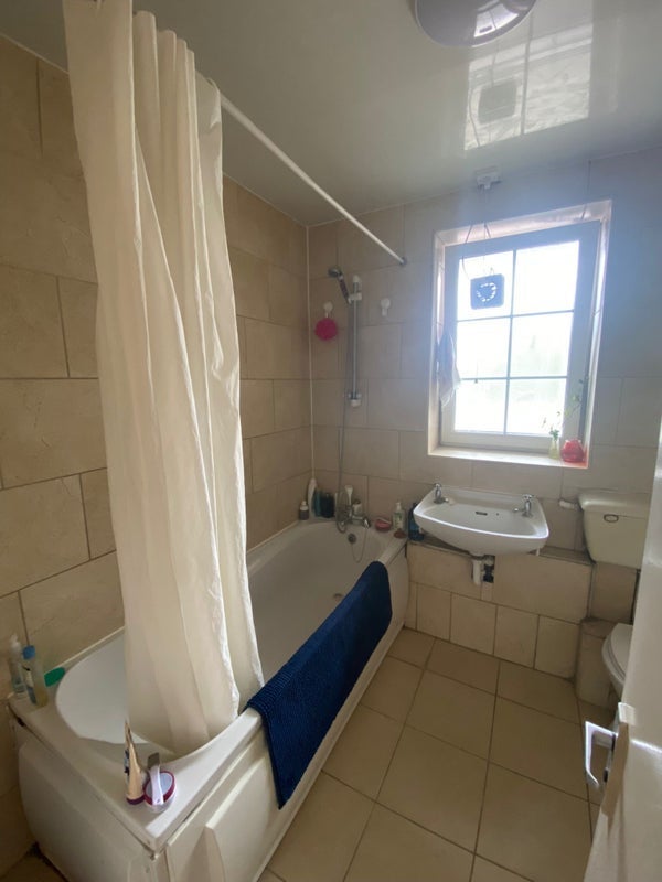 Room Hollybush Gardens in Greater London
