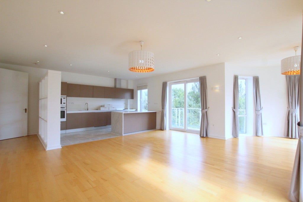 Flat Melliss Avenue in Greater London