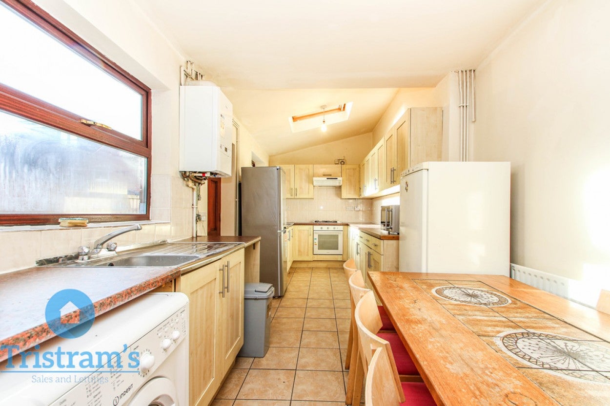 Room Sandfield Road in Nottingham