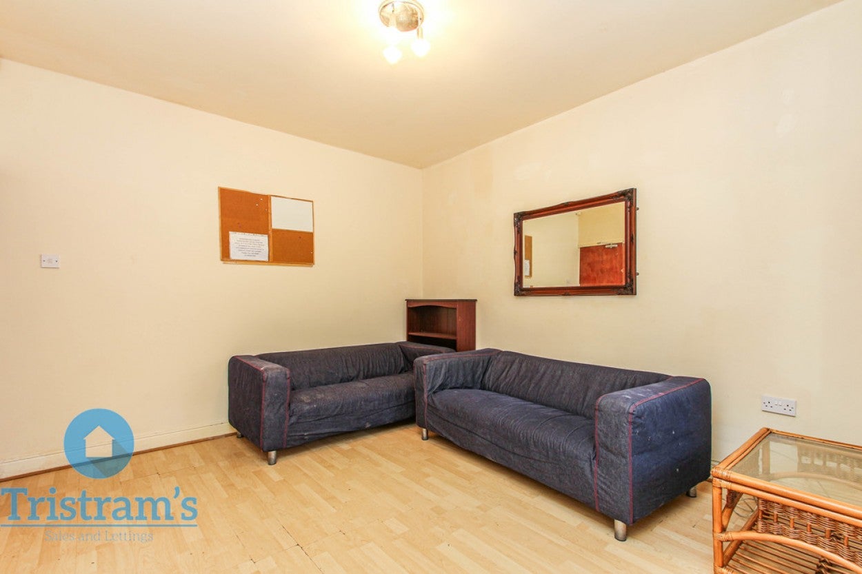 Room Sandfield Road in Nottingham