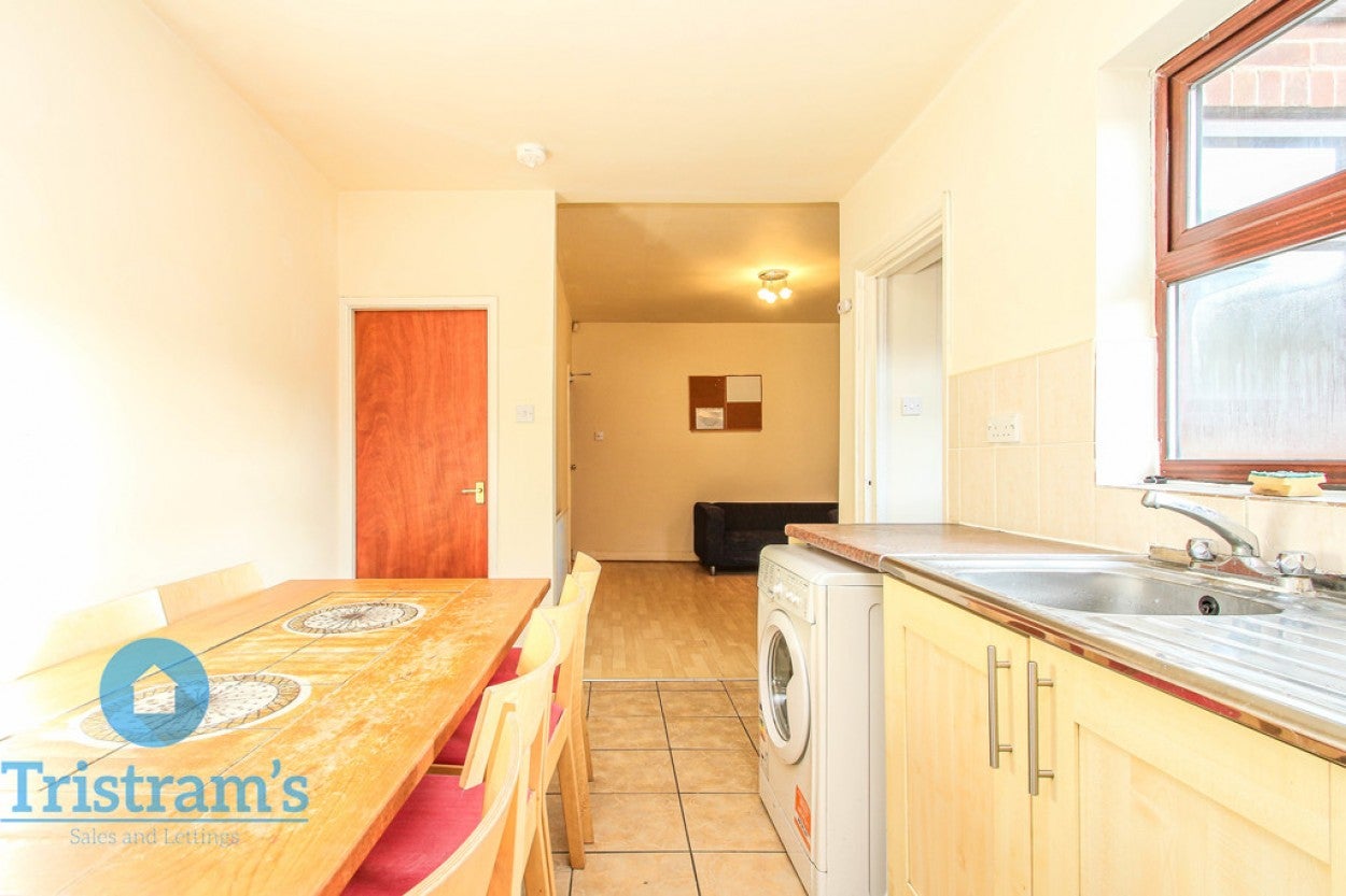 Room Sandfield Road in Nottingham