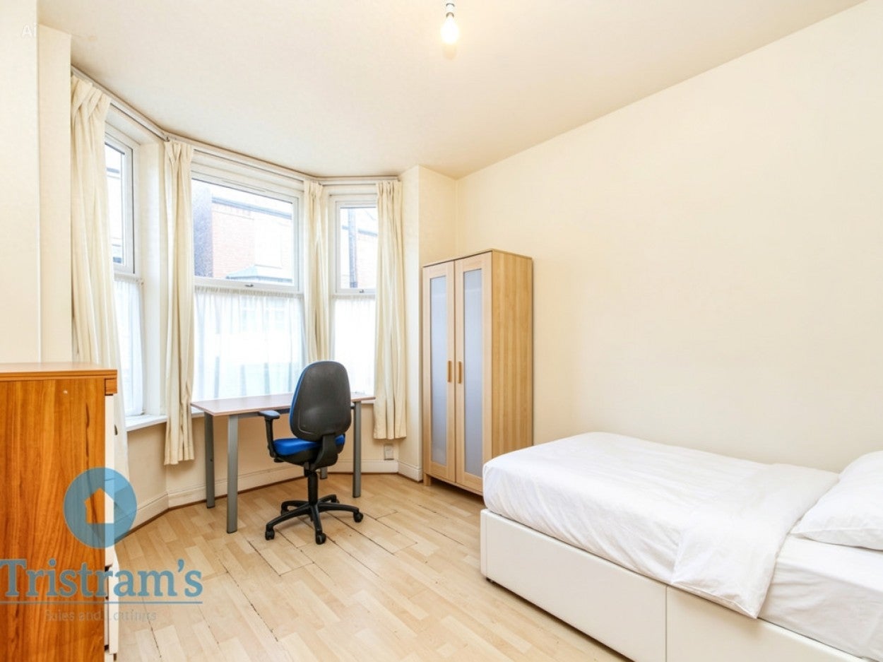 Room Sandfield Road in Nottingham