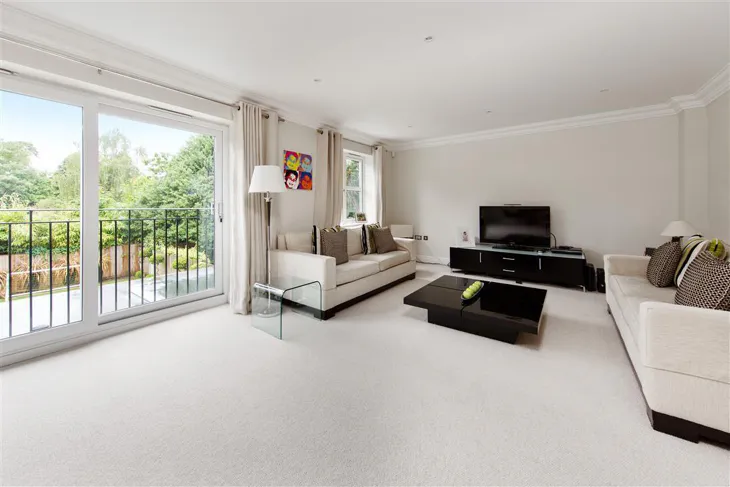 House Queens Court in Elmbridge