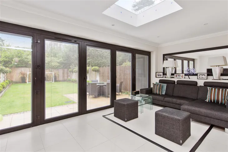 House Queens Court in Elmbridge