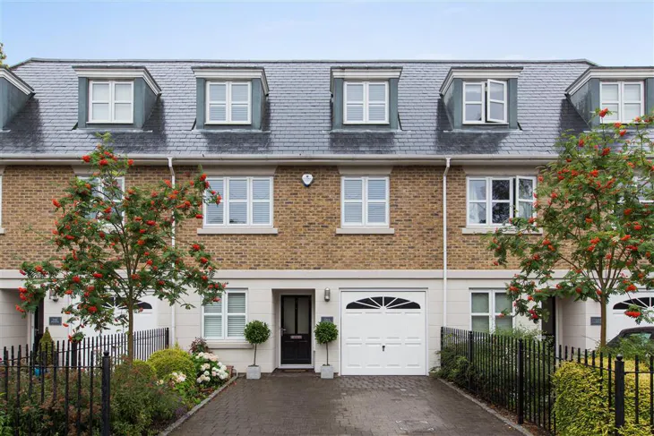 House Queens Court in Elmbridge