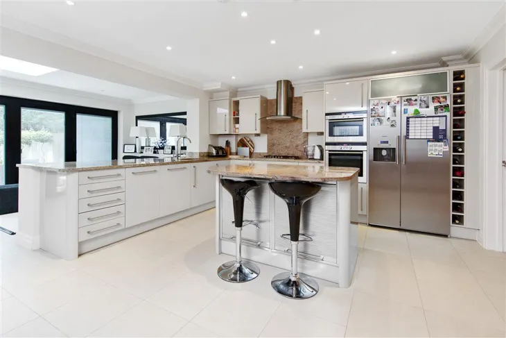 House Queens Court in Elmbridge
