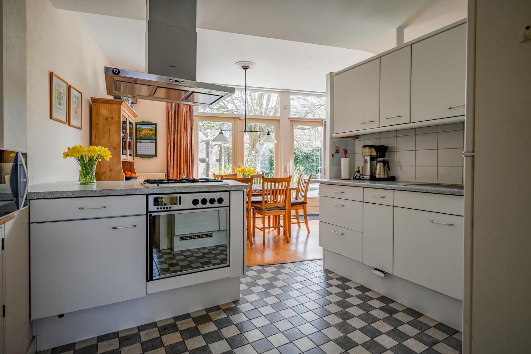 Tussenwoning te koop: Dorpsstraat 24, Bergschenhoek