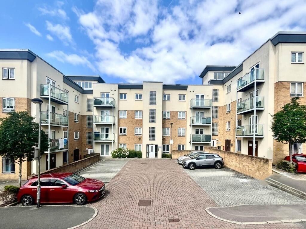 Flat Holmesley Road in Hertsmere