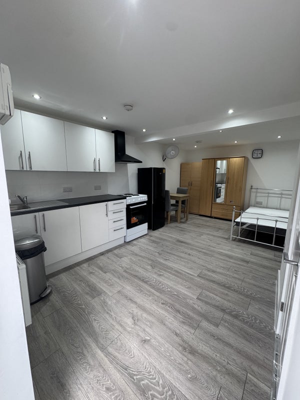 Room Rosebery Avenue in Greater London