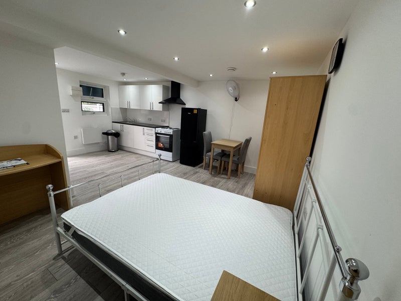 Room Rosebery Avenue in Greater London