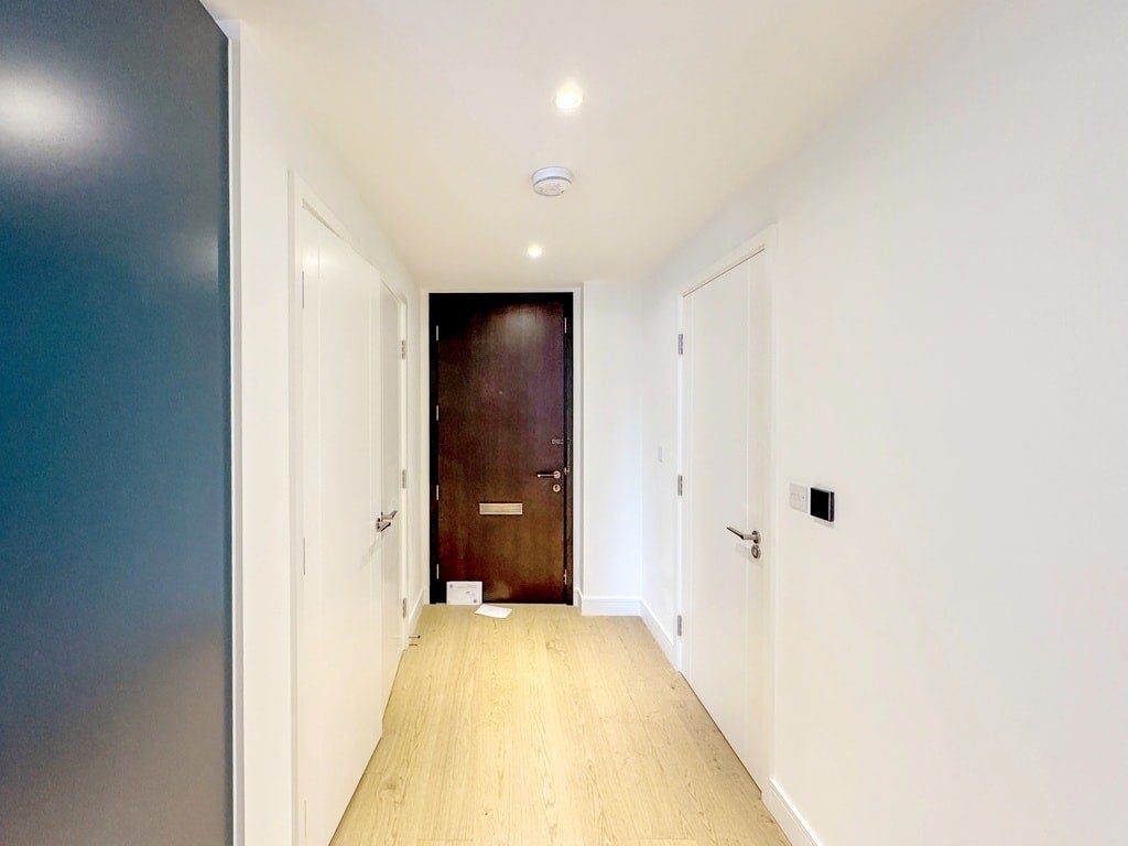 Flat South Quay Square in Greater London