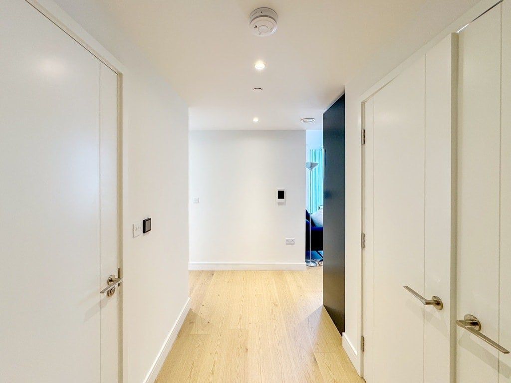 Flat South Quay Square in Greater London