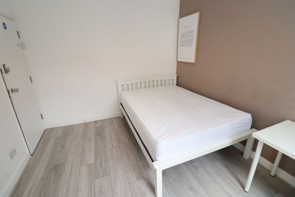 Room Globe Road in Greater London