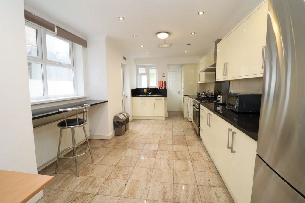 Room Globe Road in Greater London