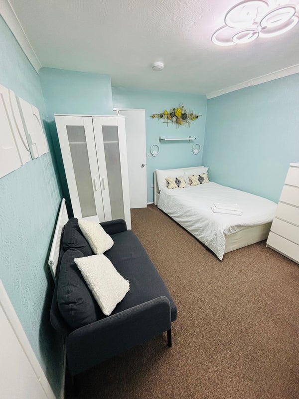 Flat Leahurst Crescent in Birmingham
