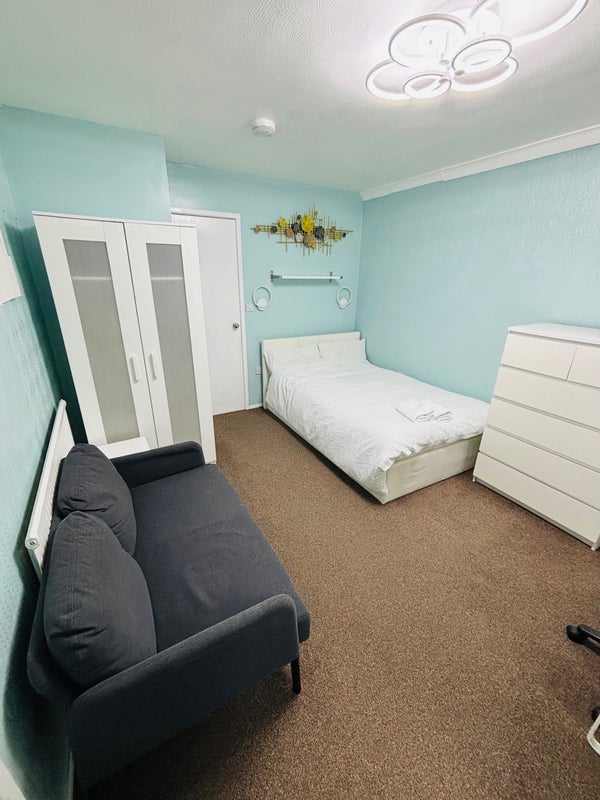 Flat Leahurst Crescent in Birmingham