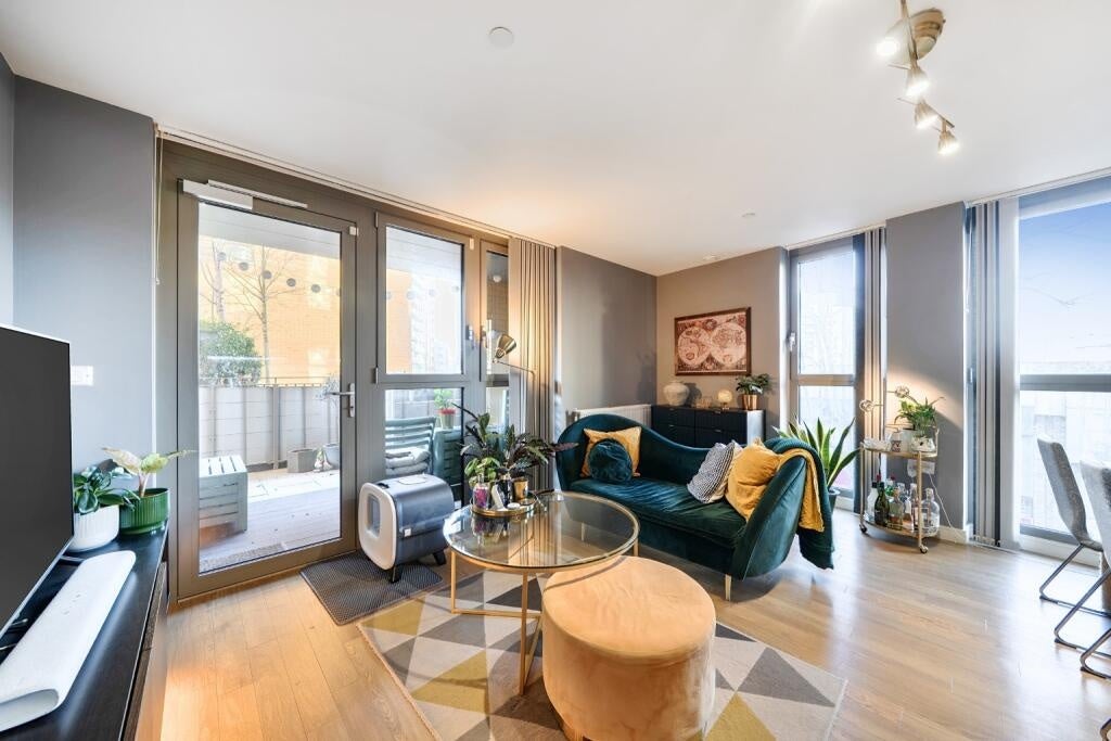 Flat Vian Street in Greater London
