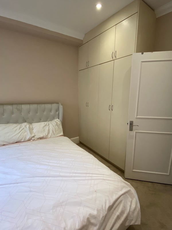 Flat Buckmaster Road in Greater London