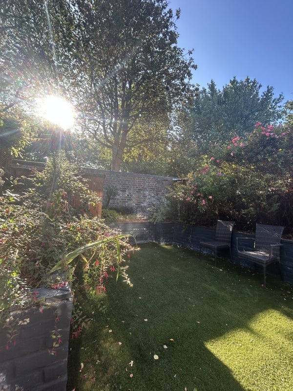Flat Buckmaster Road in Greater London
