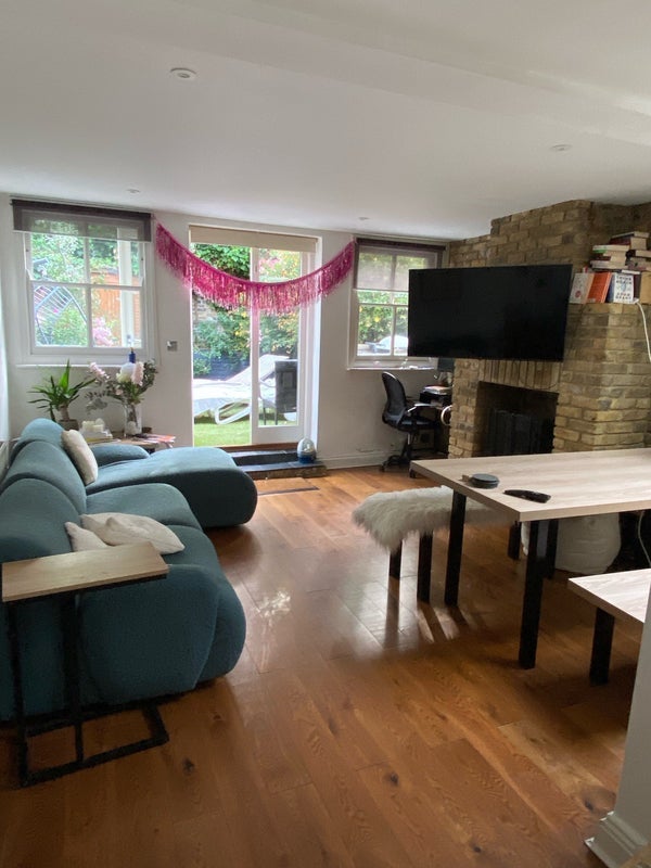 Flat Buckmaster Road in Greater London
