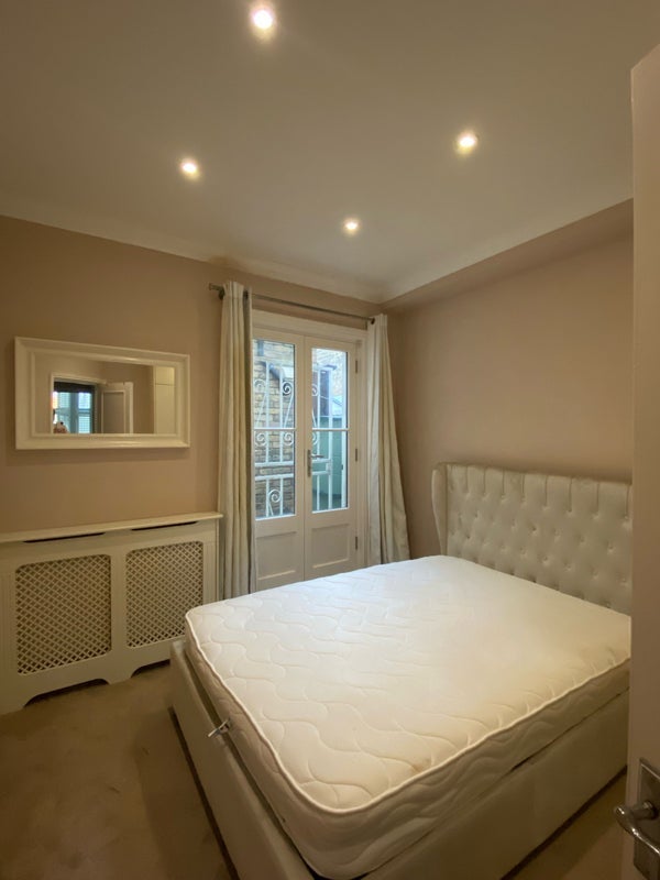 Flat Buckmaster Road in Greater London