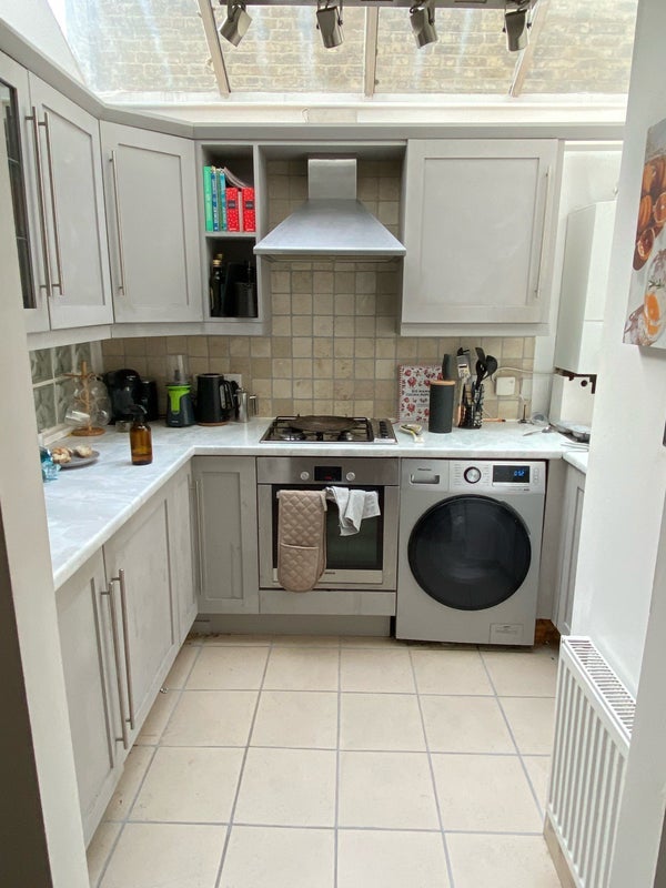 Flat Buckmaster Road in Greater London