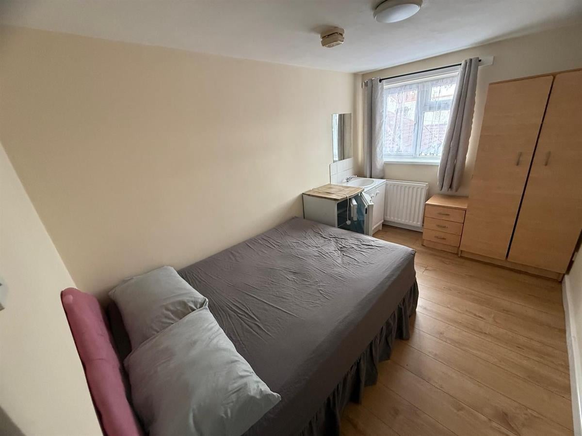 Room East Avenue in Greater London