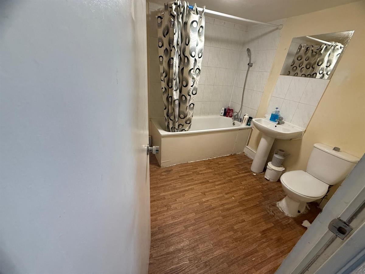 Room East Avenue in Greater London