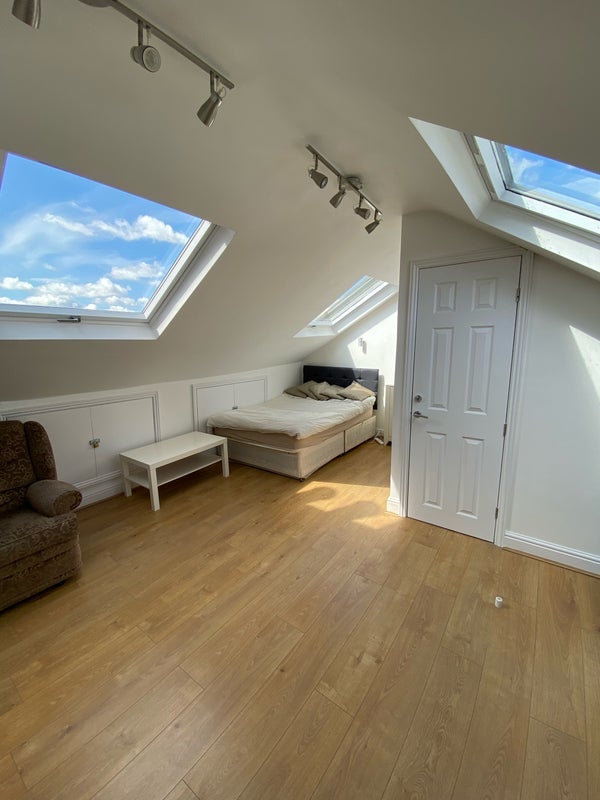 Room Graham Road in Greater London