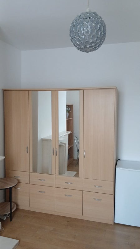 Room Graham Road in Greater London