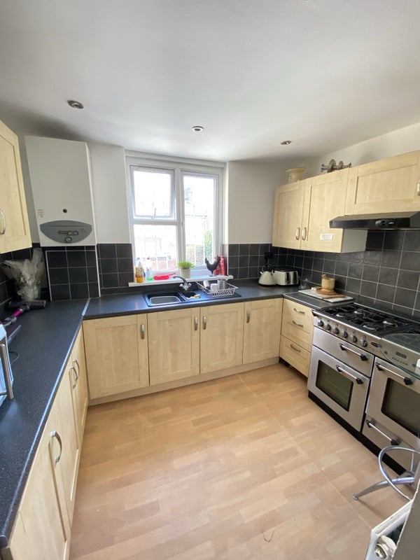 Room Graham Road in Greater London