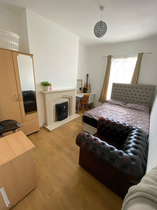Room Graham Road in Greater London