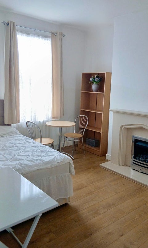 Room Graham Road in Greater London
