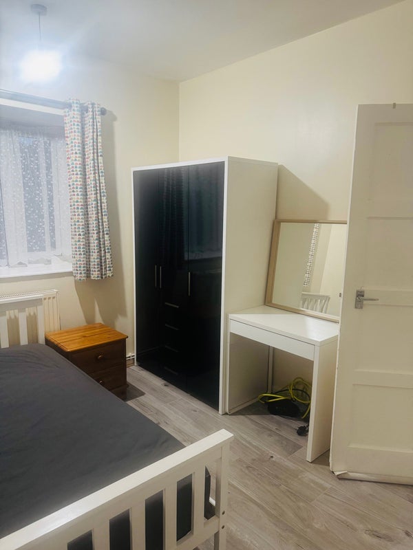 Room Prout Road in Greater London