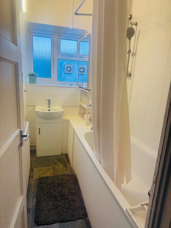Room Prout Road in Greater London
