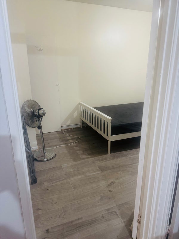 Room Prout Road in Greater London