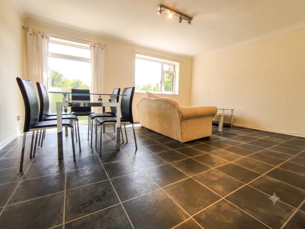 Flat Grange Road in Greater London
