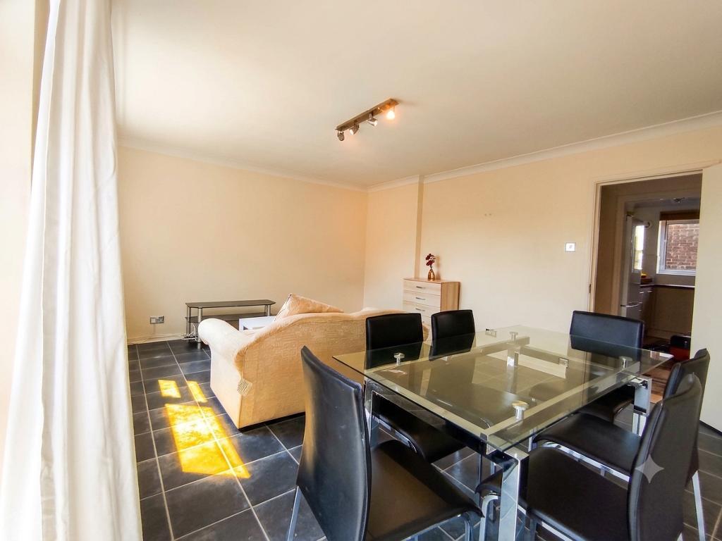 Flat Grange Road in Greater London