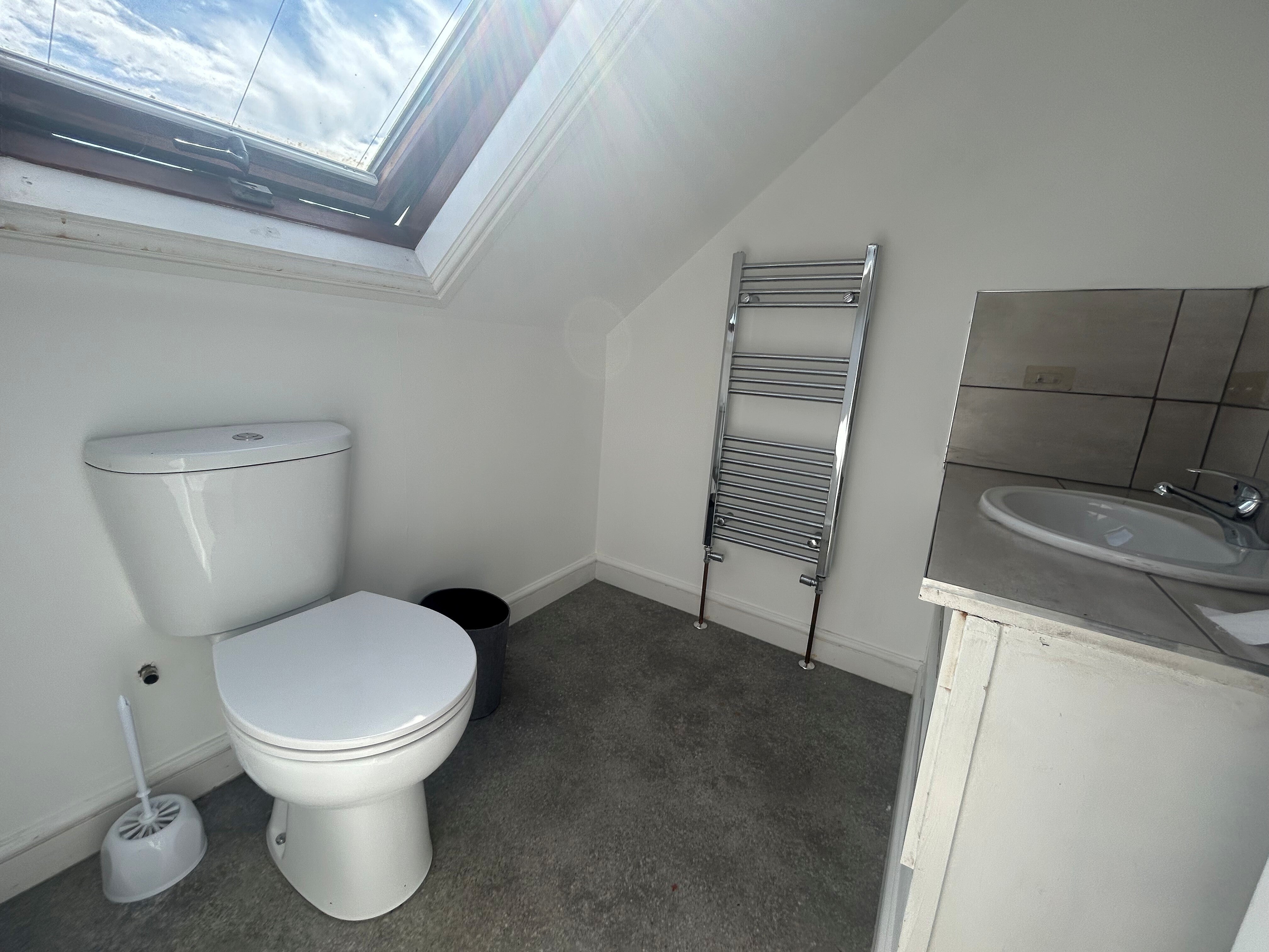Room Henleaze Road in Bristol
