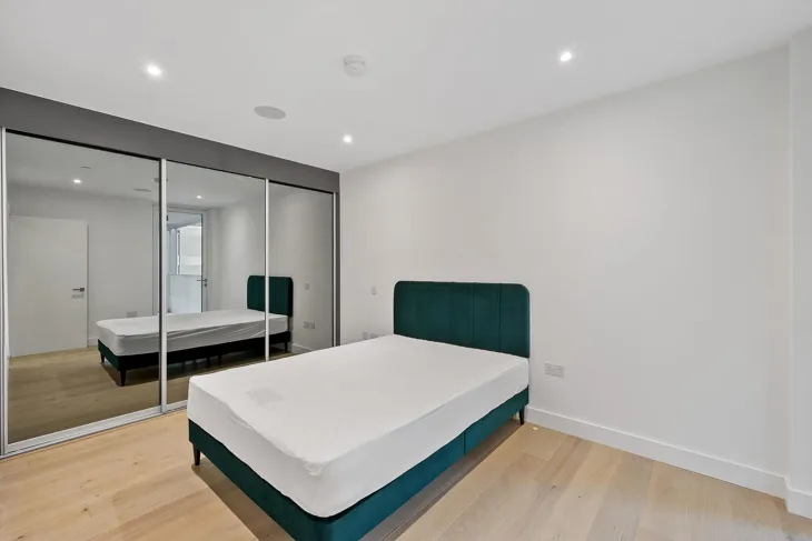 Flat Tannery Square in Greater London