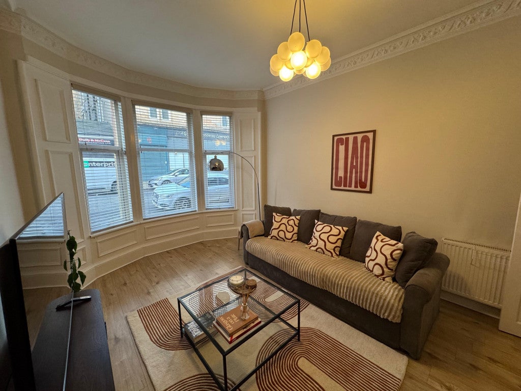 Flat Overdale Gardens in Glasgow