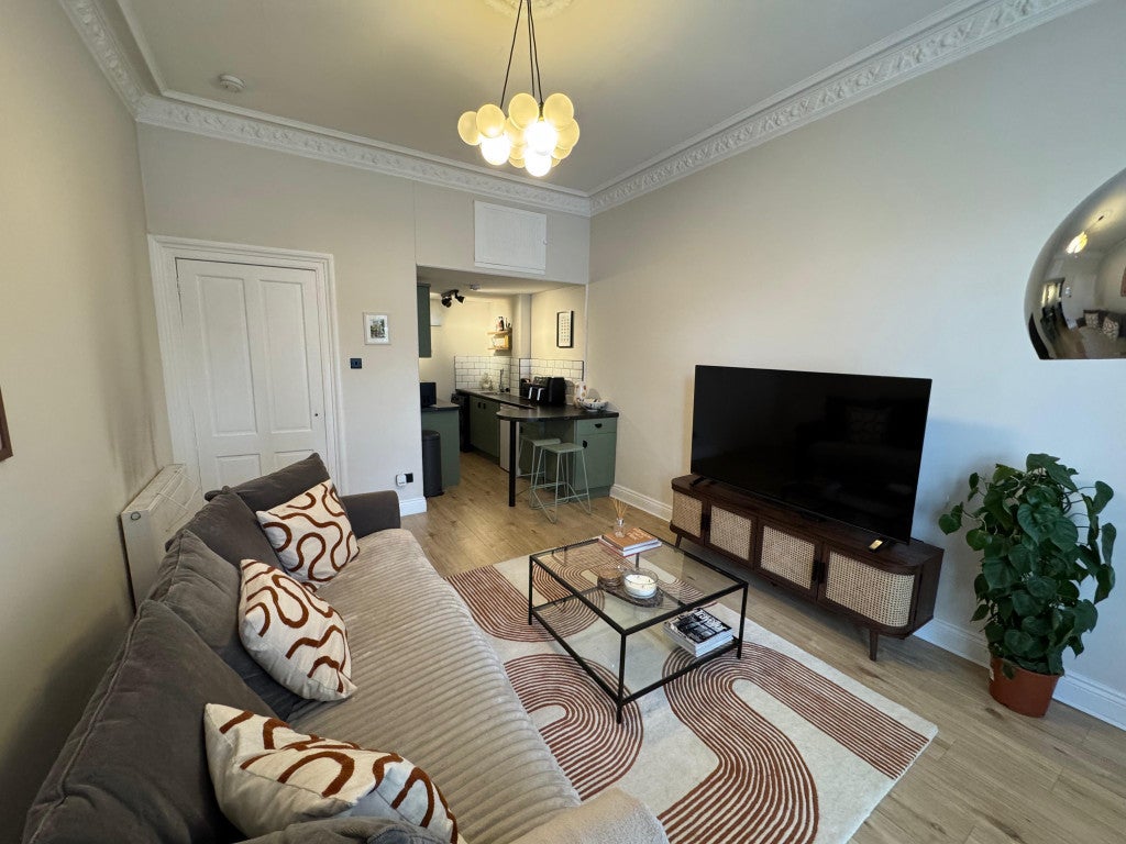 Flat Overdale Gardens in Glasgow